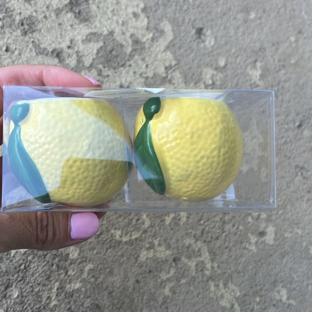 New lemon salt and pepper shakers - Picture 2 of 10